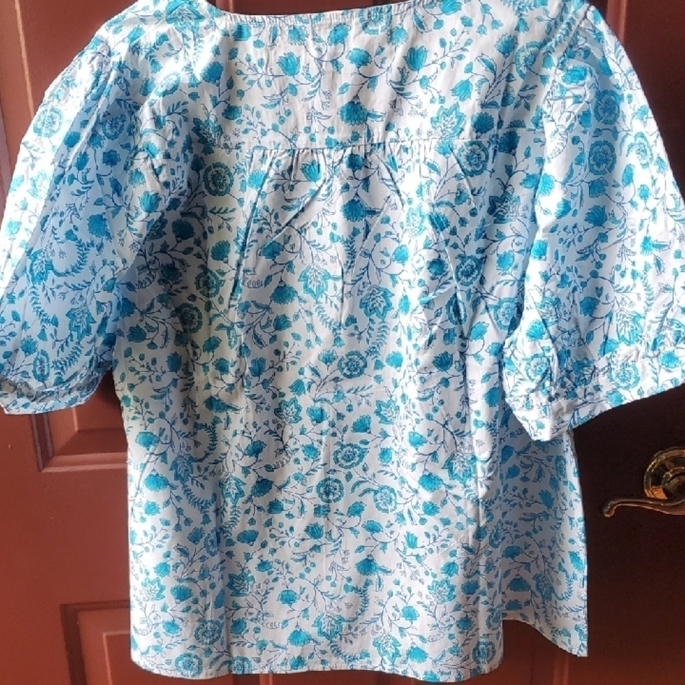 Draper JAMES Floral Blue  and White puff V Neck  Women's Top - Picture 11 of 13